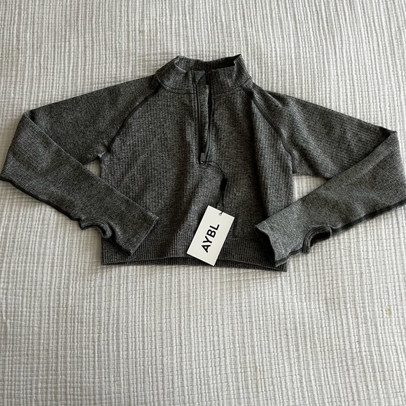 NEVER WORN womens crop zip up - Picture 1 of 2